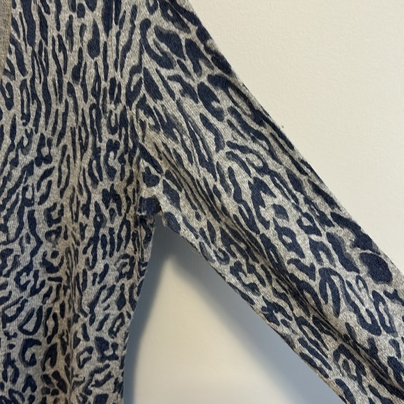 V neck sweater by CHIC by Jacob, navy blue & grey leopard print, women’s size M - Picture 7 of 9
